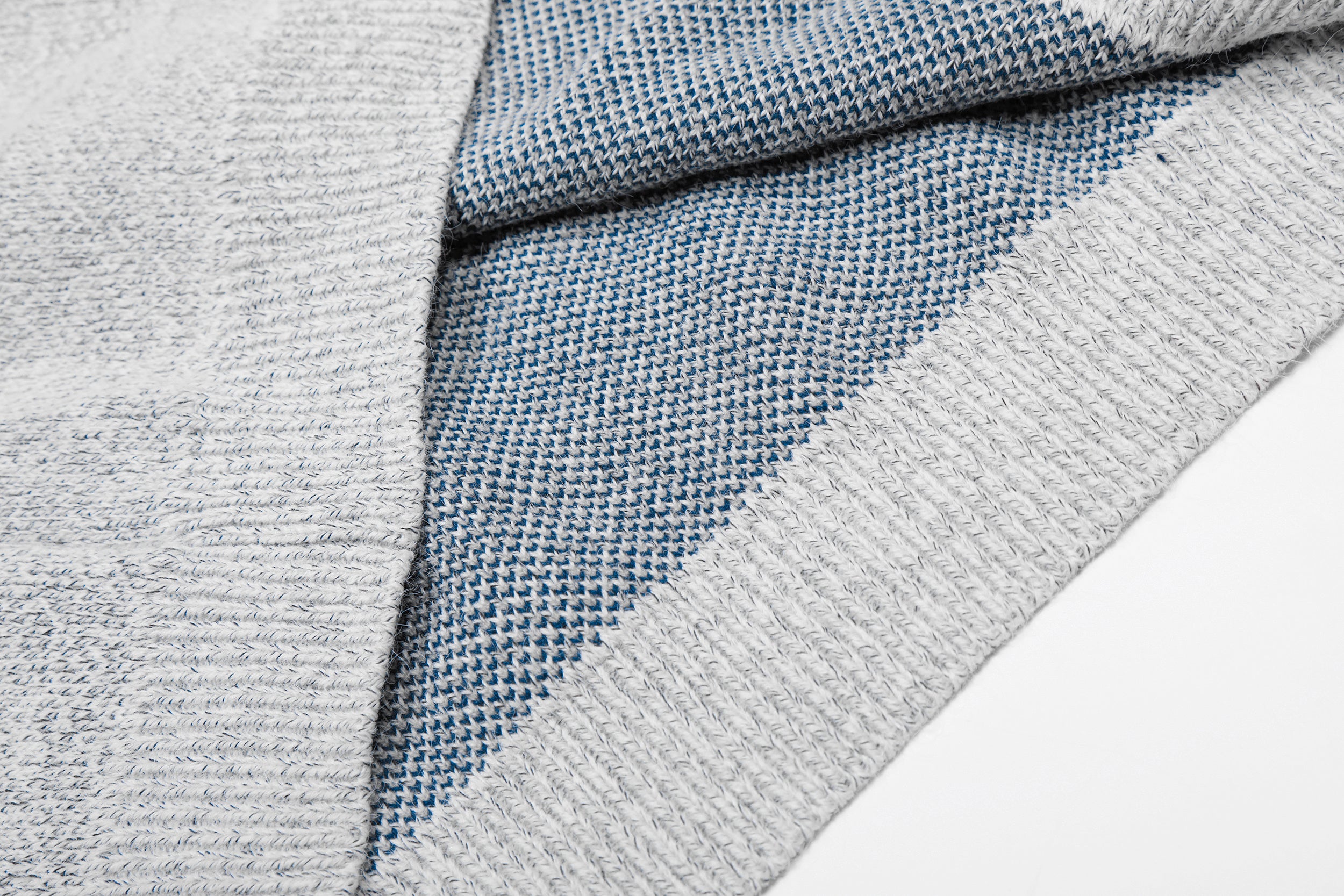 Maglione patchwork con nappe e texture