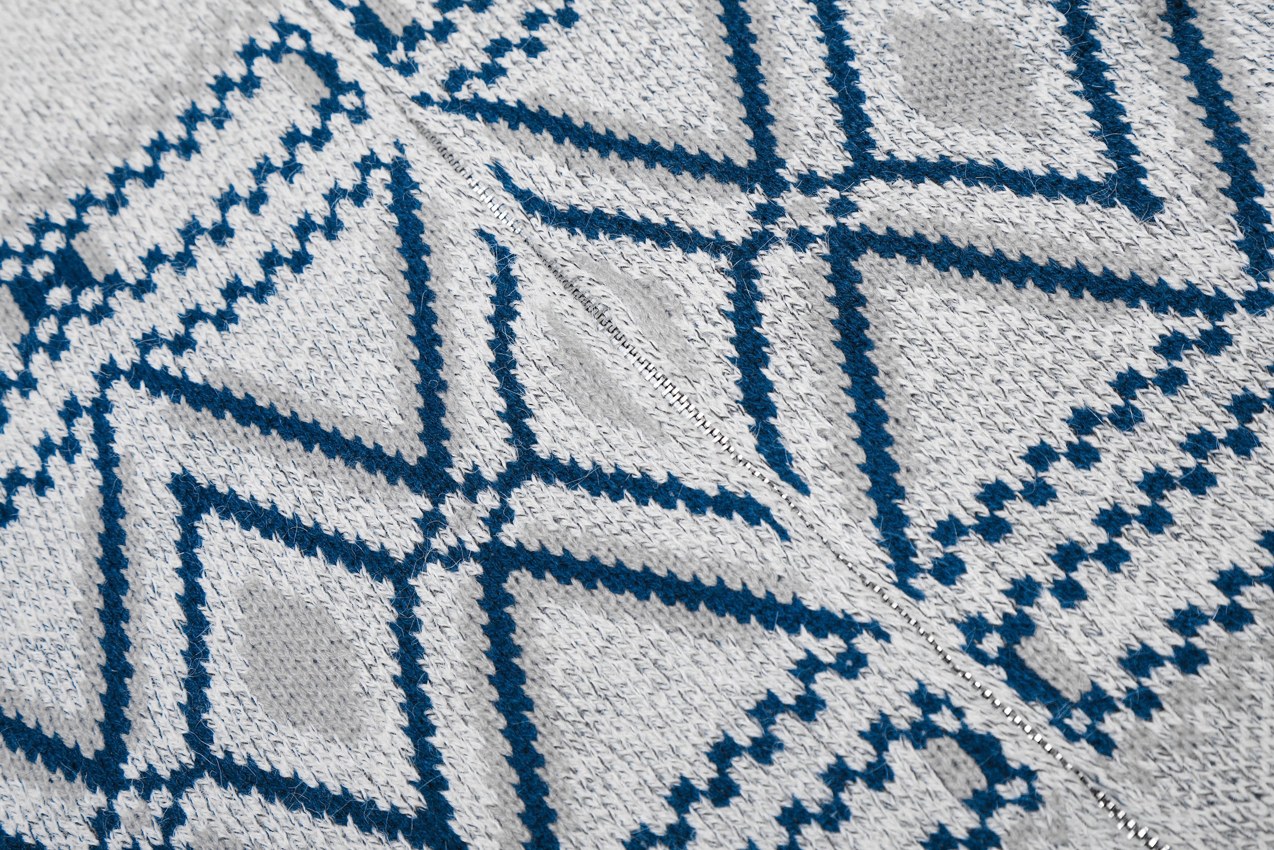 Maglione patchwork con nappe e texture