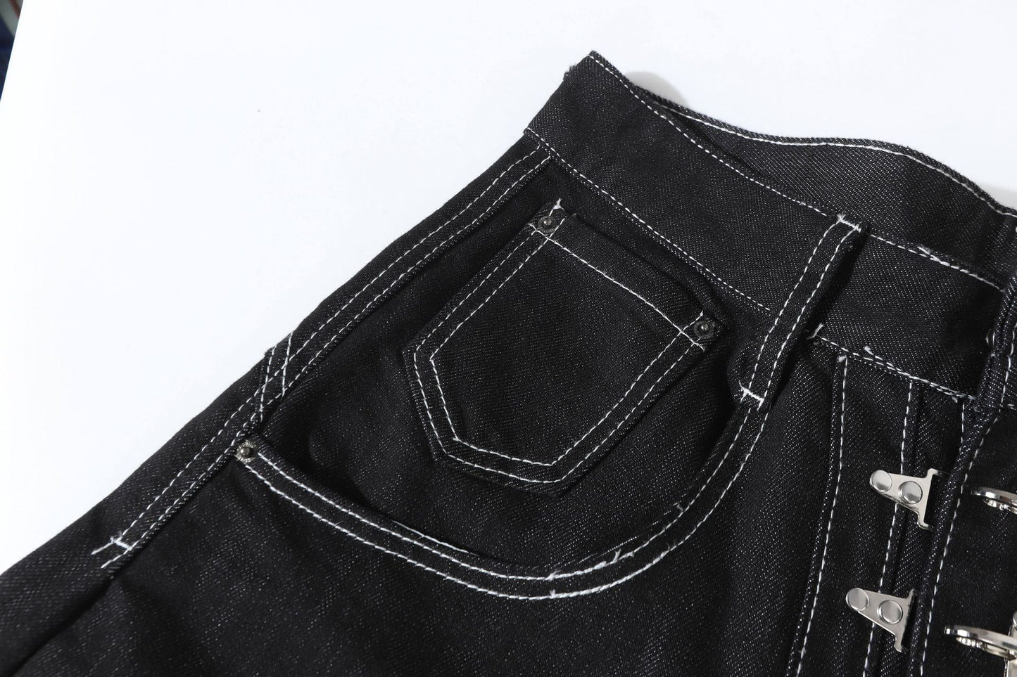 Jeans rossi dritti e audaci