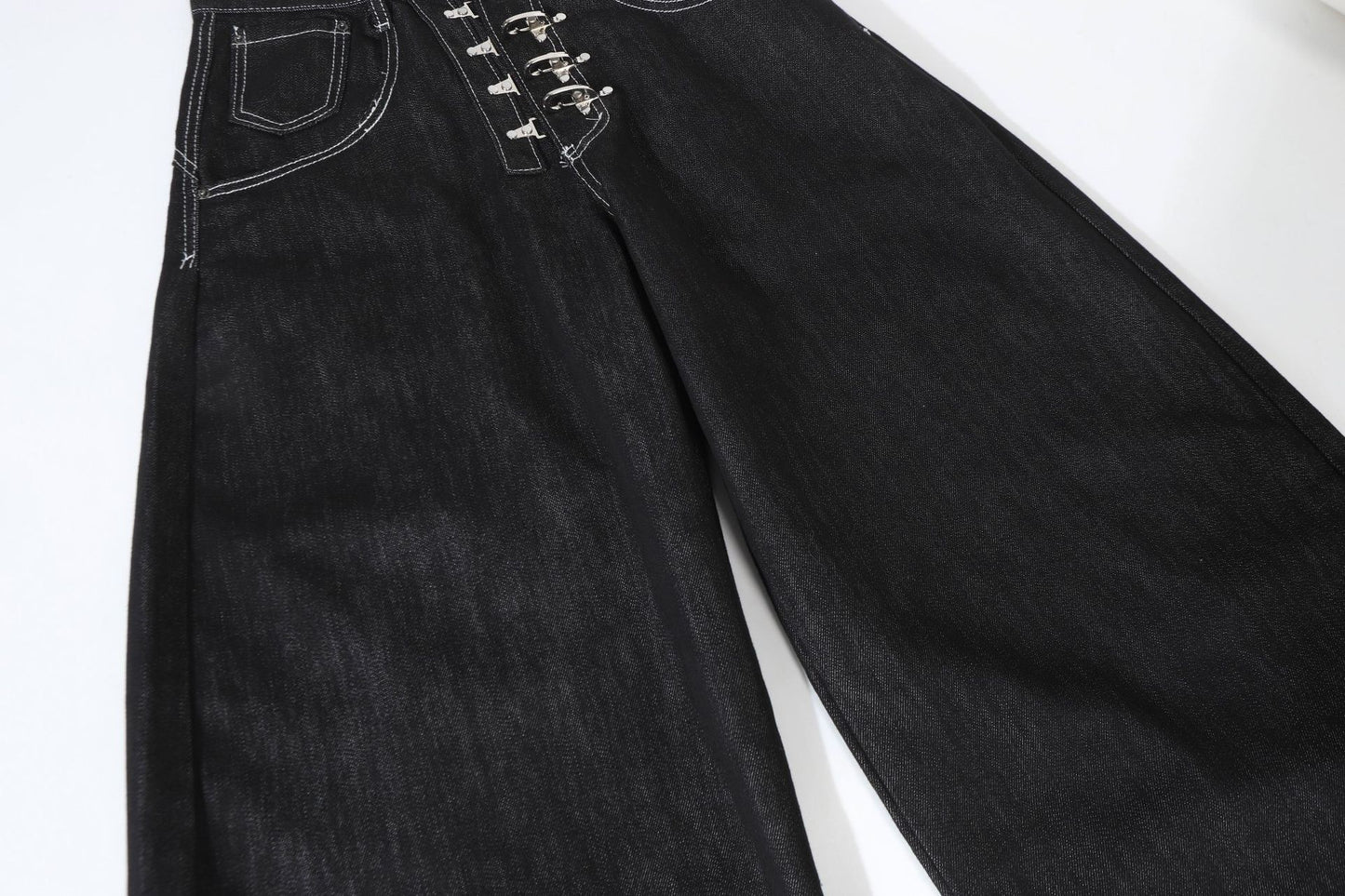 Jeans rossi dritti e audaci