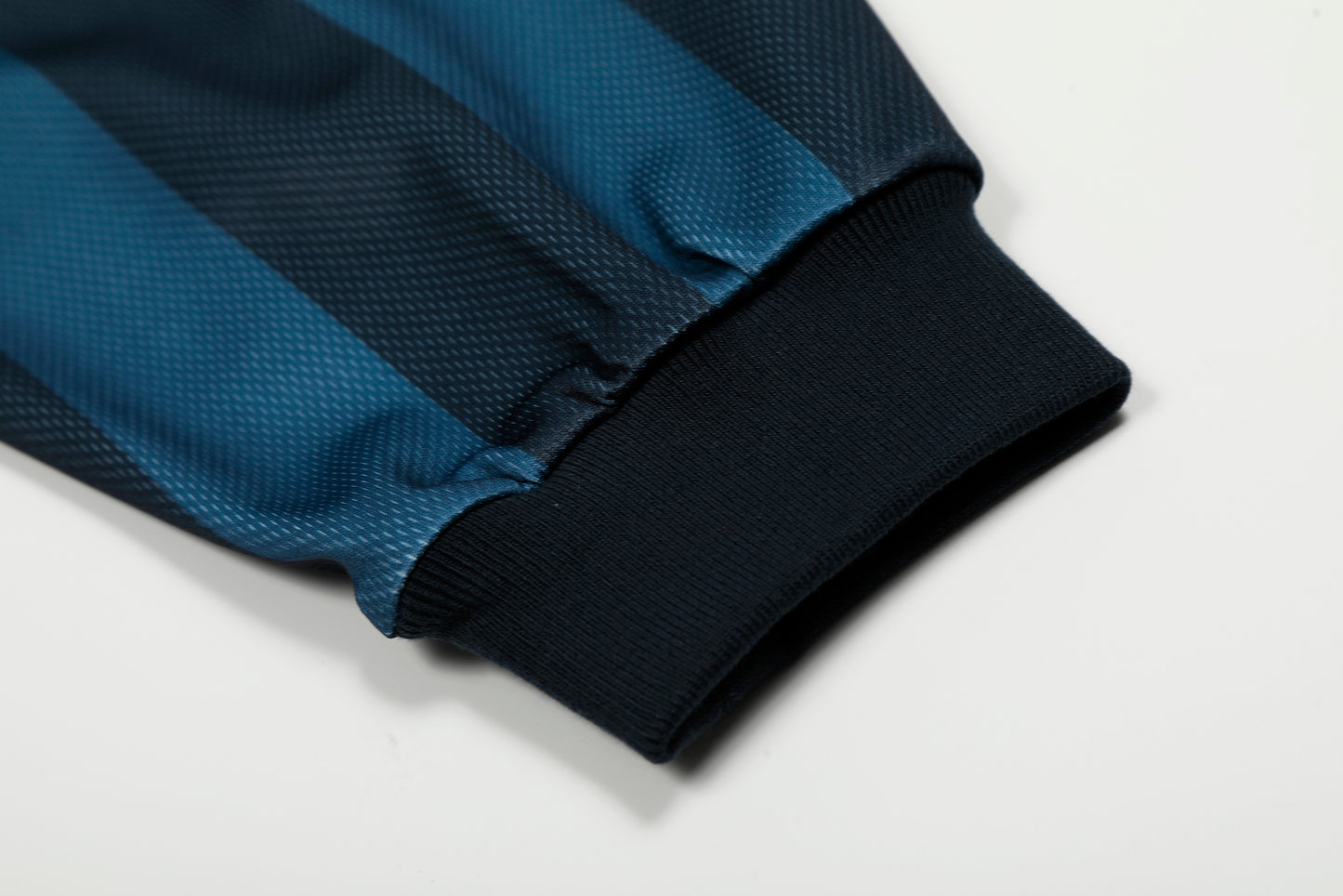 Signature Stripes Graphic | V-Neck Sweatshirt - Santo 