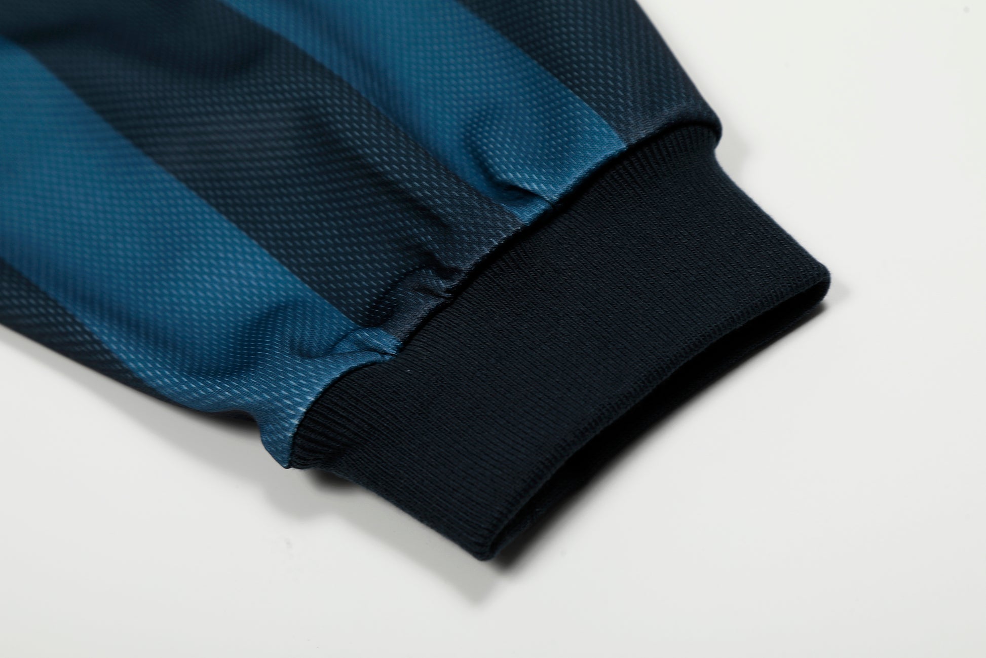 Signature Stripes Graphic | V-Neck Sweatshirt - Santo 