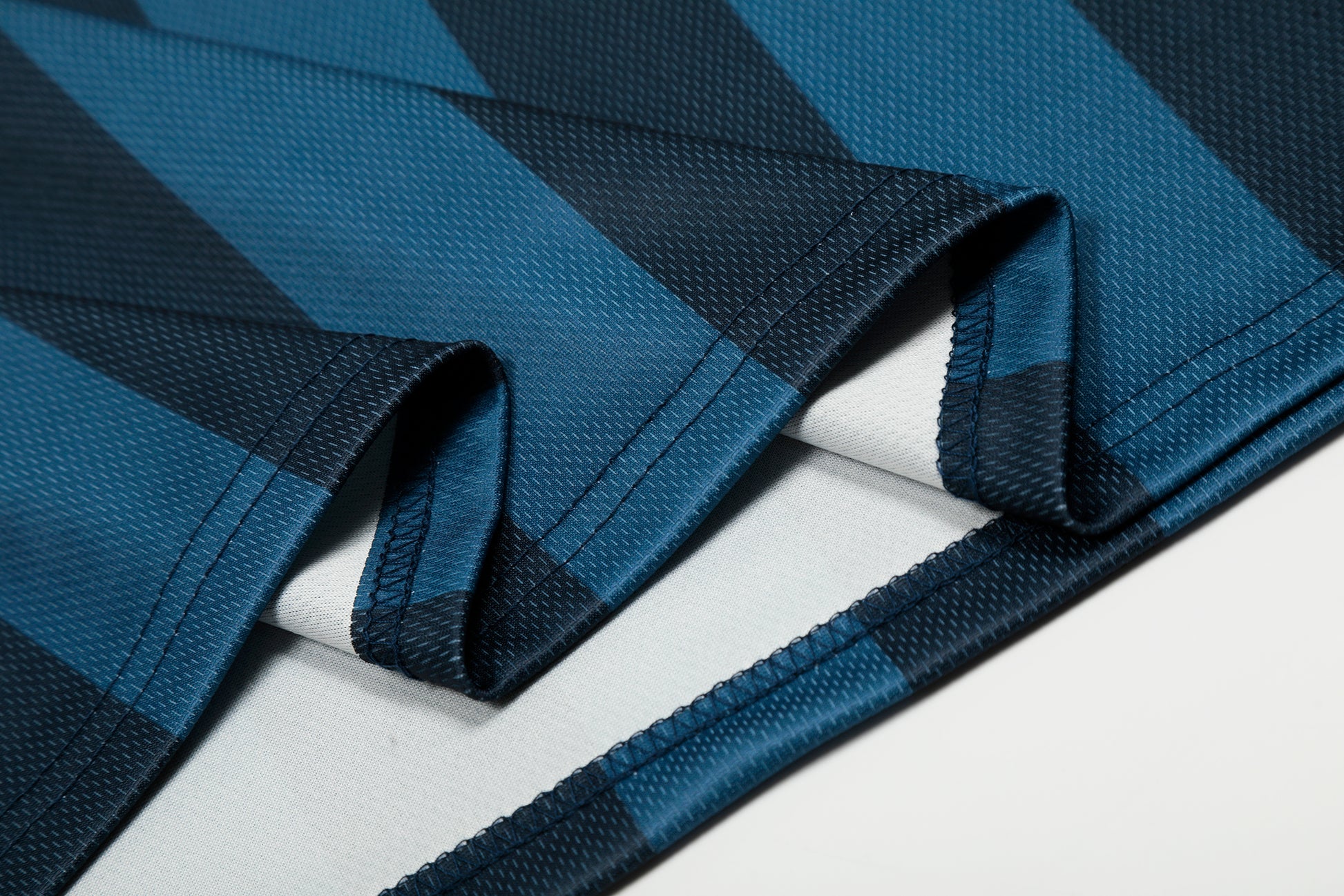 Signature Stripes Graphic | V-Neck Sweatshirt - Santo 