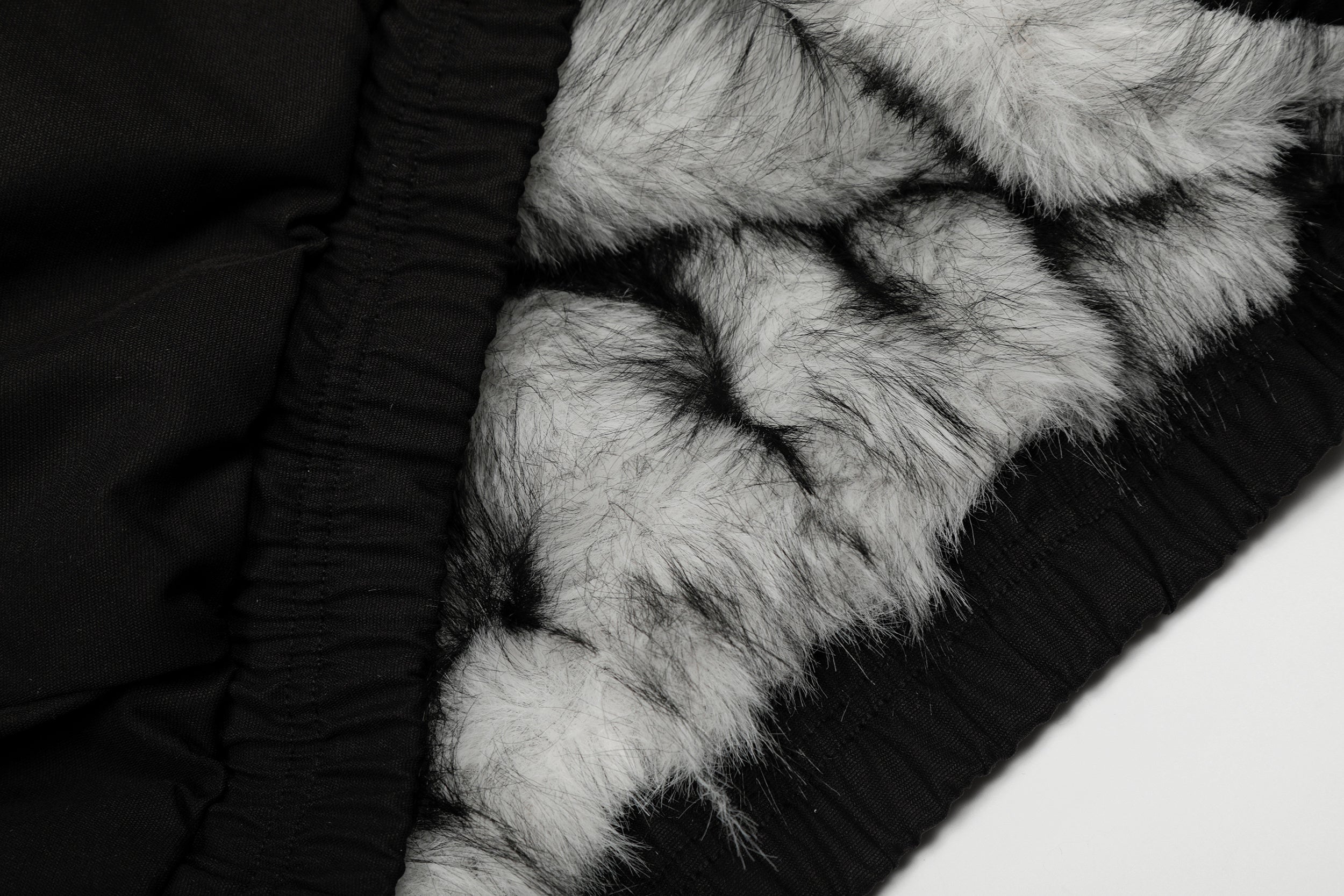 Furry Fright | Skelett-Stickerei Winterjacke