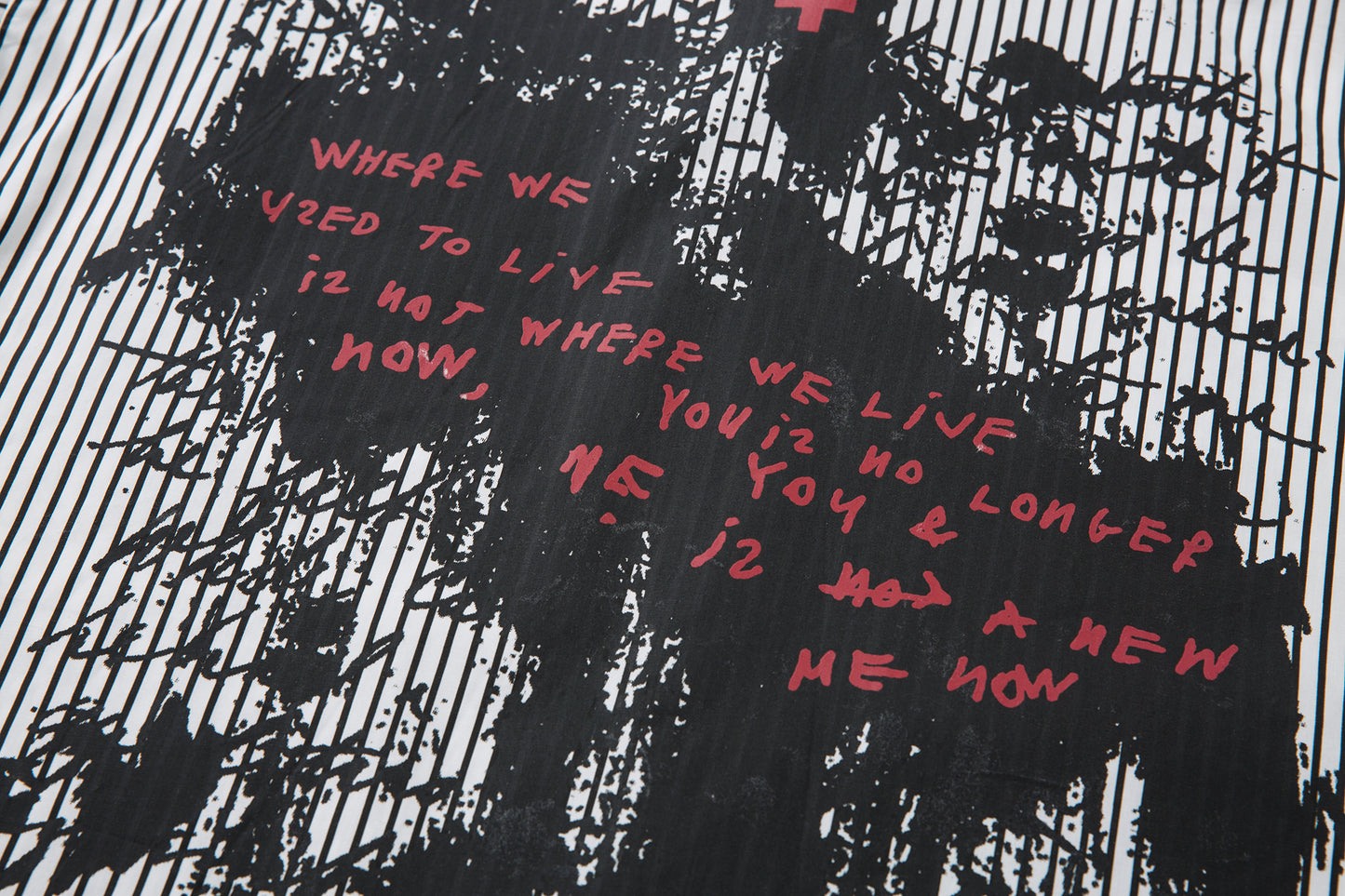 Graffiti Print Layered | Striped Sweatshirt - Santo 