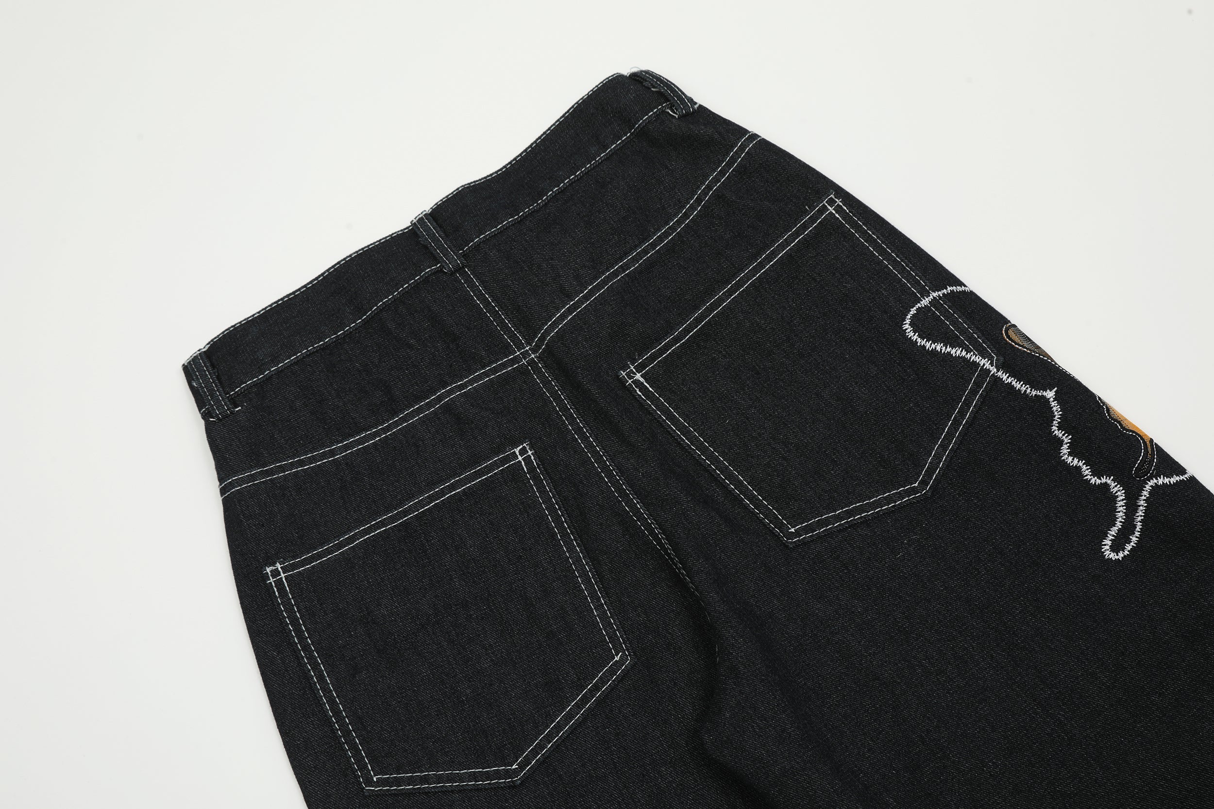 Schmetterlingsstickerei | Dunkle Denim Jeans