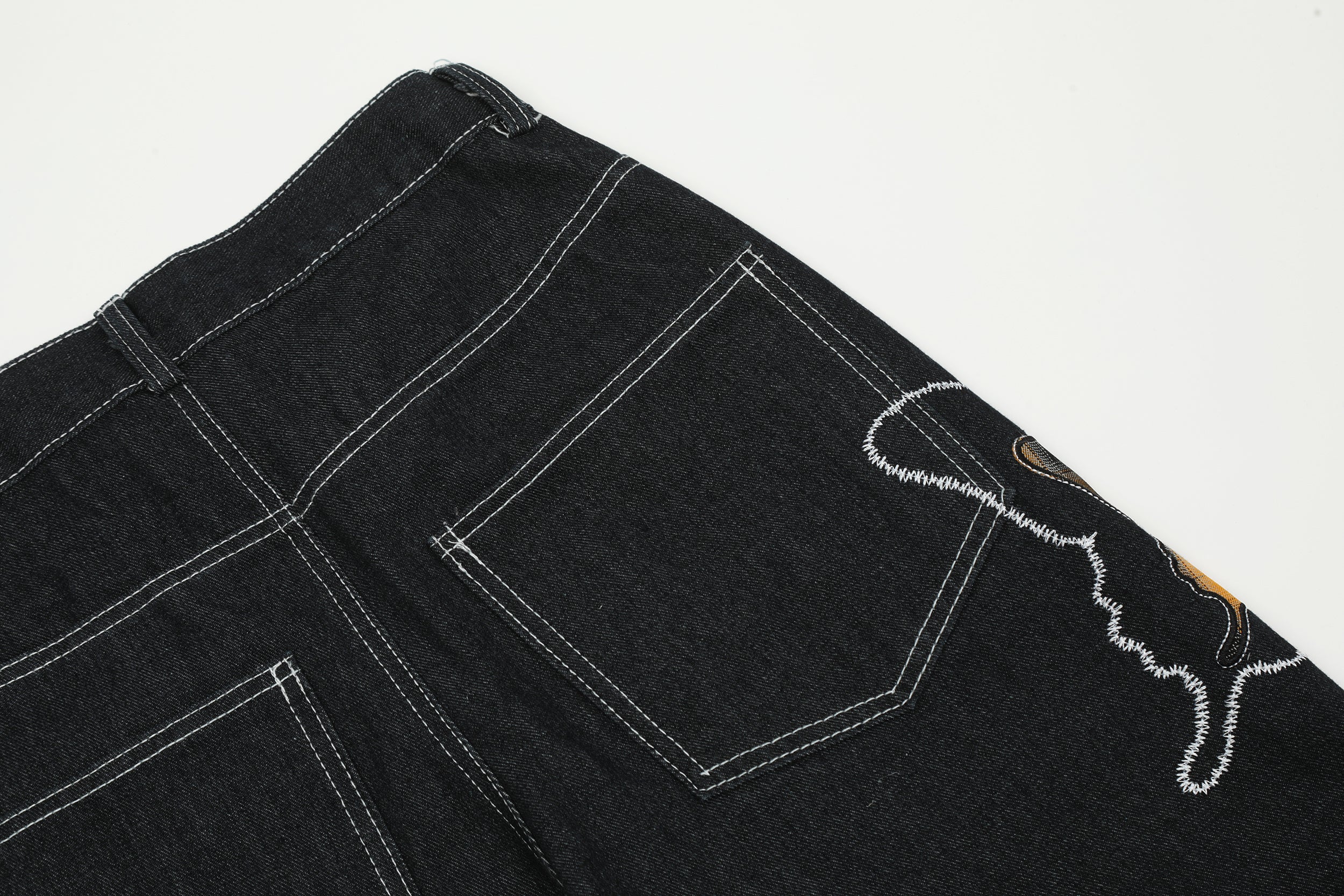 Schmetterlingsstickerei | Dunkle Denim Jeans