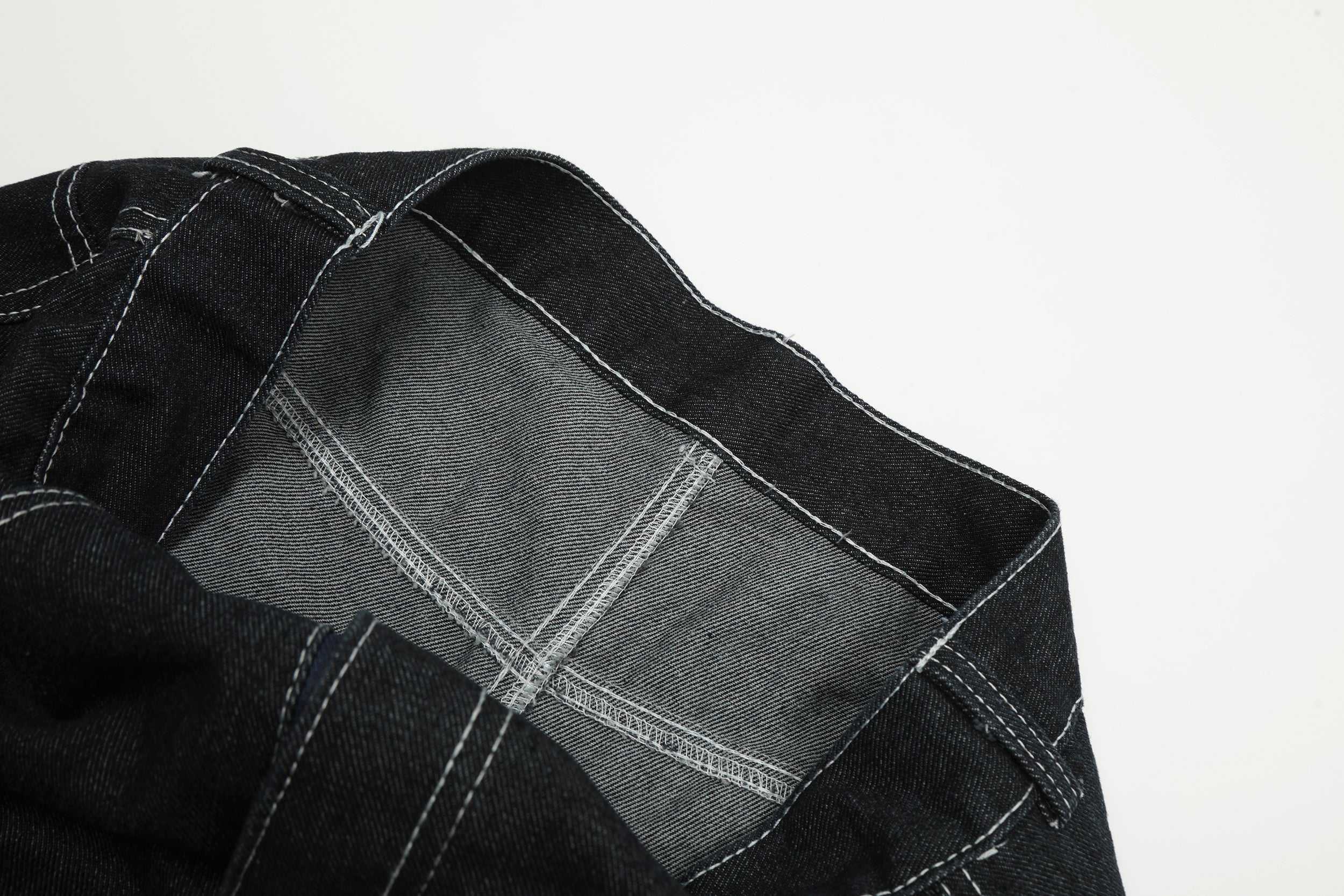 Ricamo a farfalla | Jeans in denim scuro