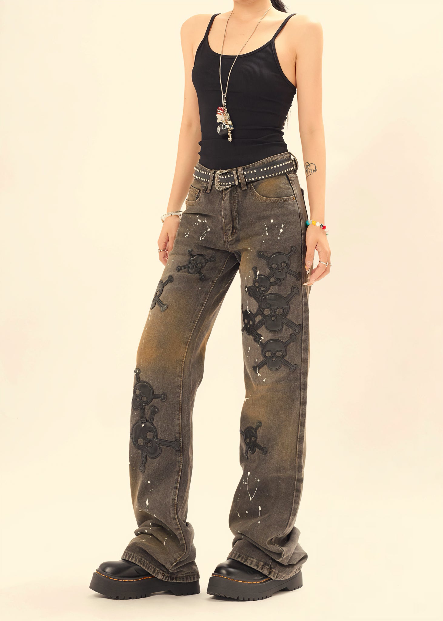 Jeans streetstyle vintage con motivi a teschio e graffiti