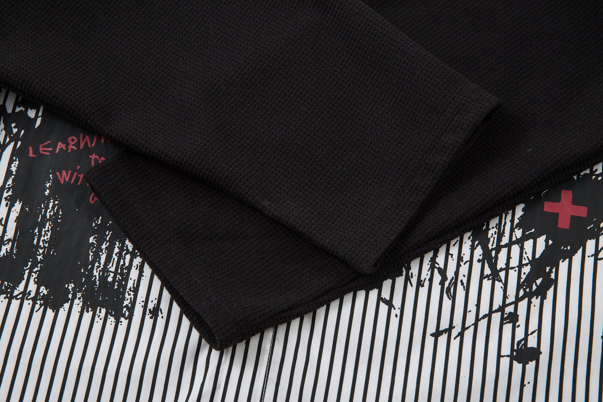 Graffiti Print Layered | Striped Sweatshirt - Santo 