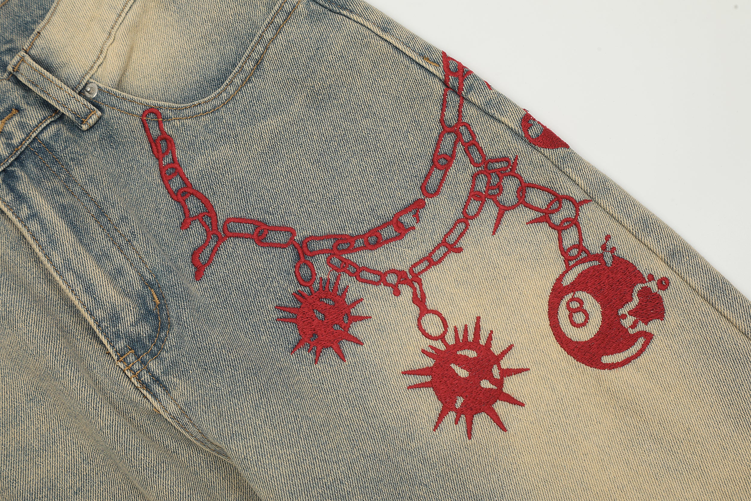 Chaîne rouge | Jean en denim à motifs délavés