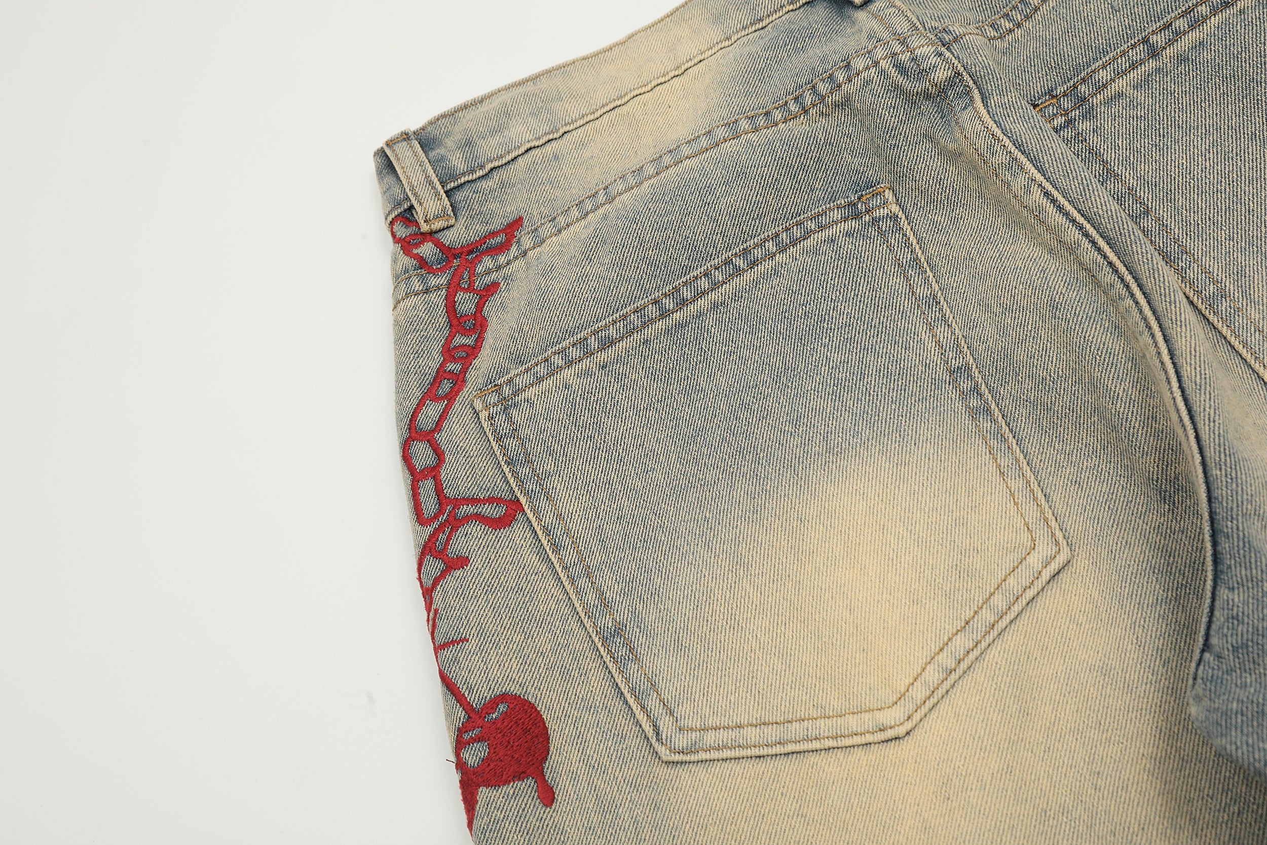 Chaîne rouge | Jean en denim à motifs délavés