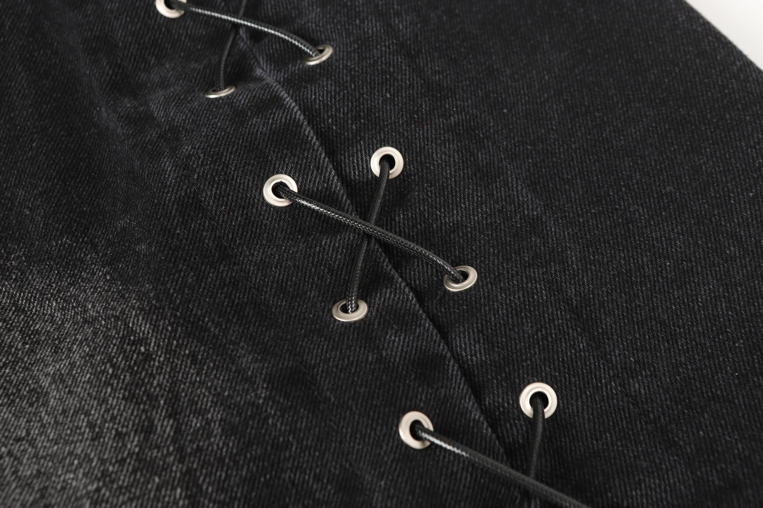 Chaîne rouge | Jean en denim à motifs délavés