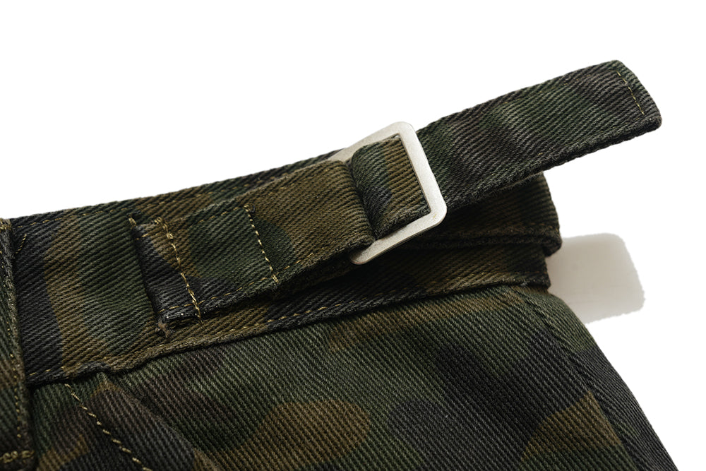 Short camouflage avec ceinture et poches