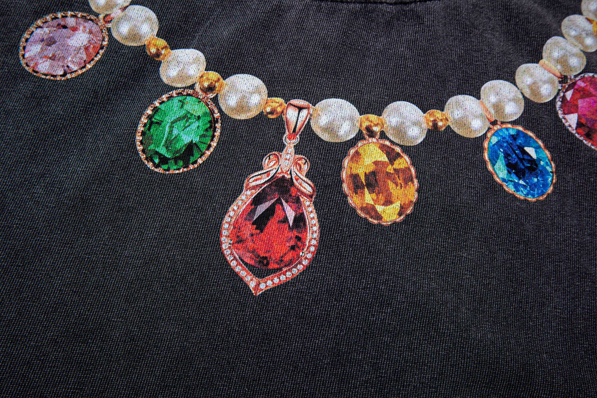 Vintage Jewel | Black T-shirt - Santo 