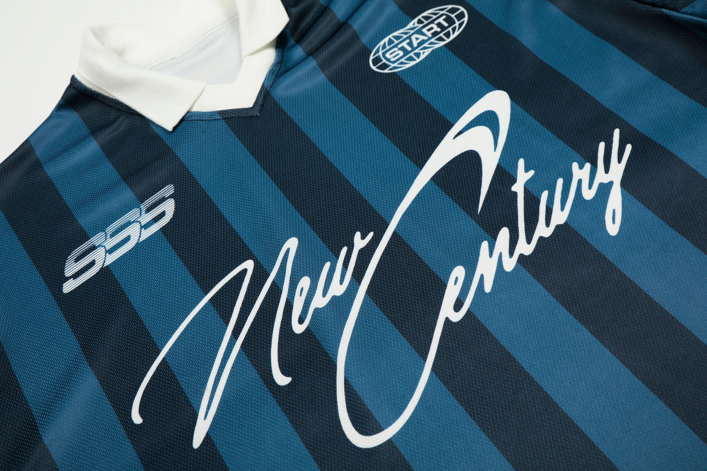 Signature Stripes Graphic | V-Neck Sweatshirt - Santo 