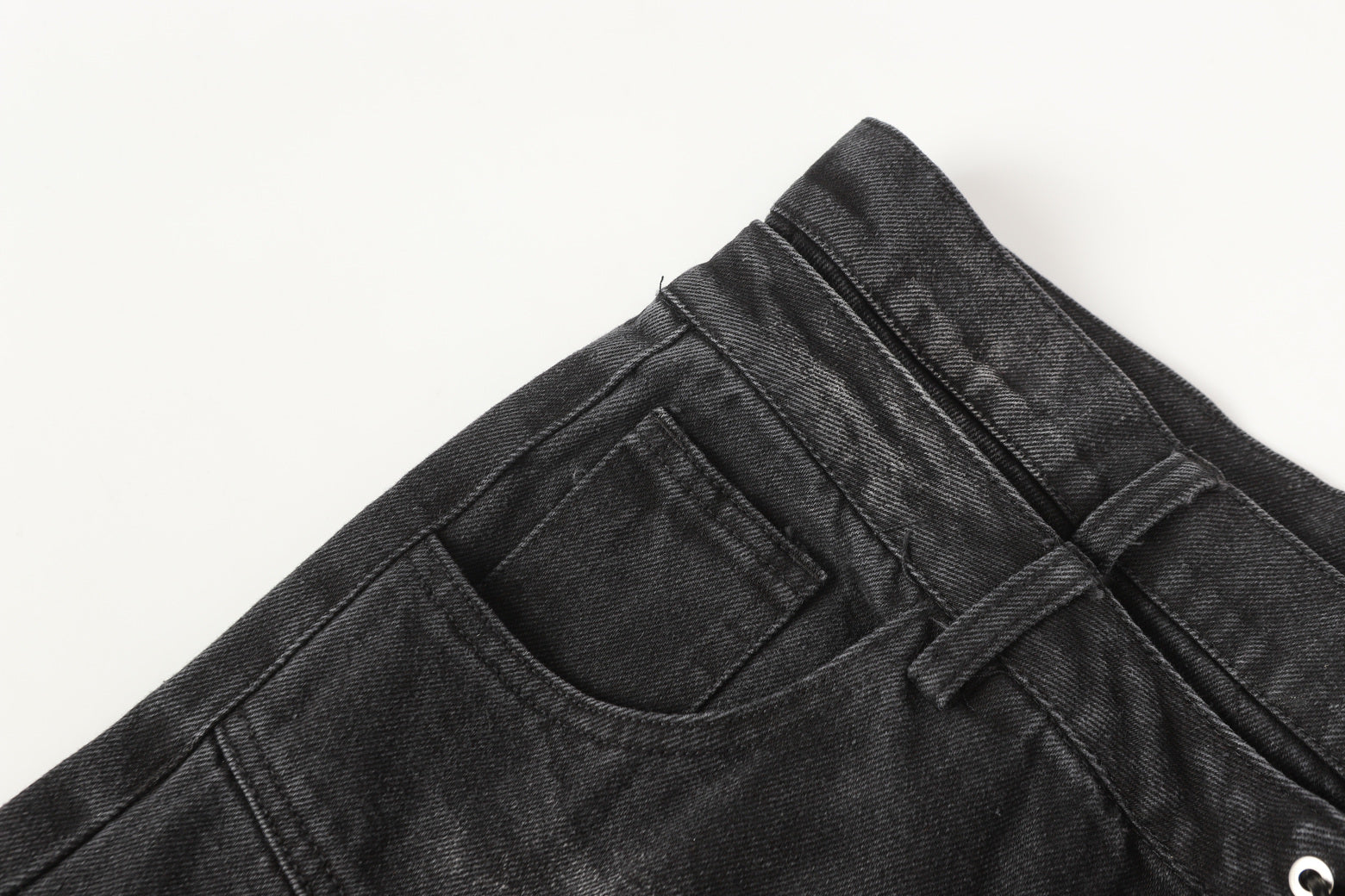 Chaîne rouge | Jean en denim à motifs délavés