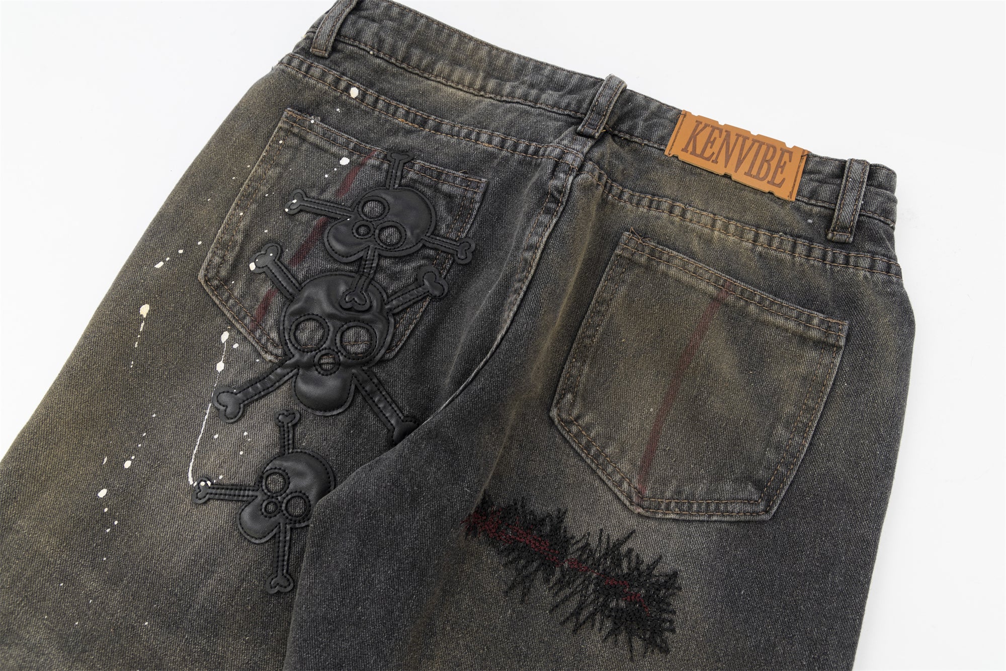 Jeans streetstyle vintage con motivi a teschio e graffiti