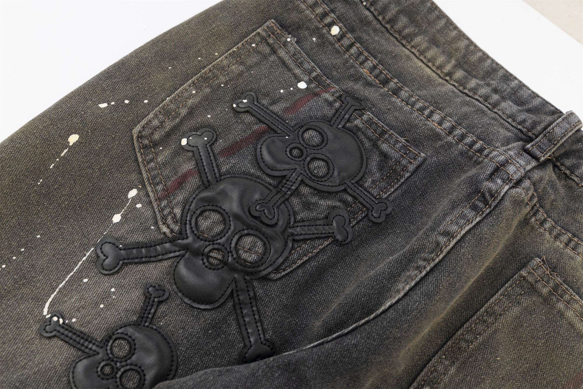 Jeans streetstyle vintage con motivi a teschio e graffiti