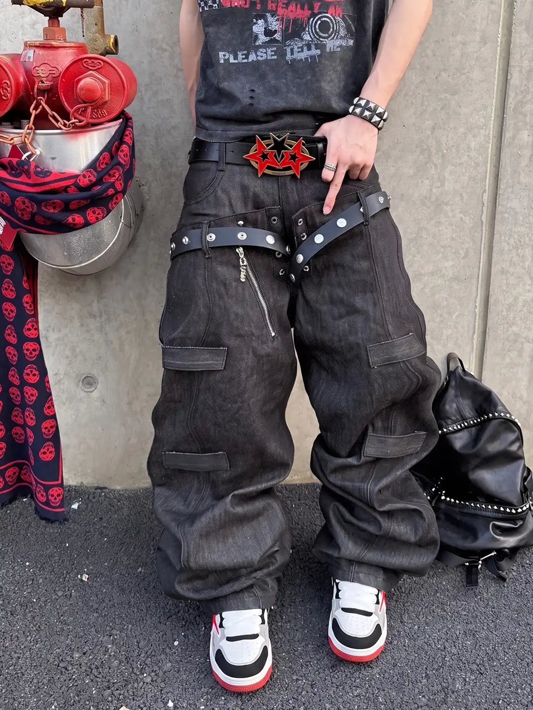 Oversized Letter Graphic Low Top Sneakers on foot styling image 3