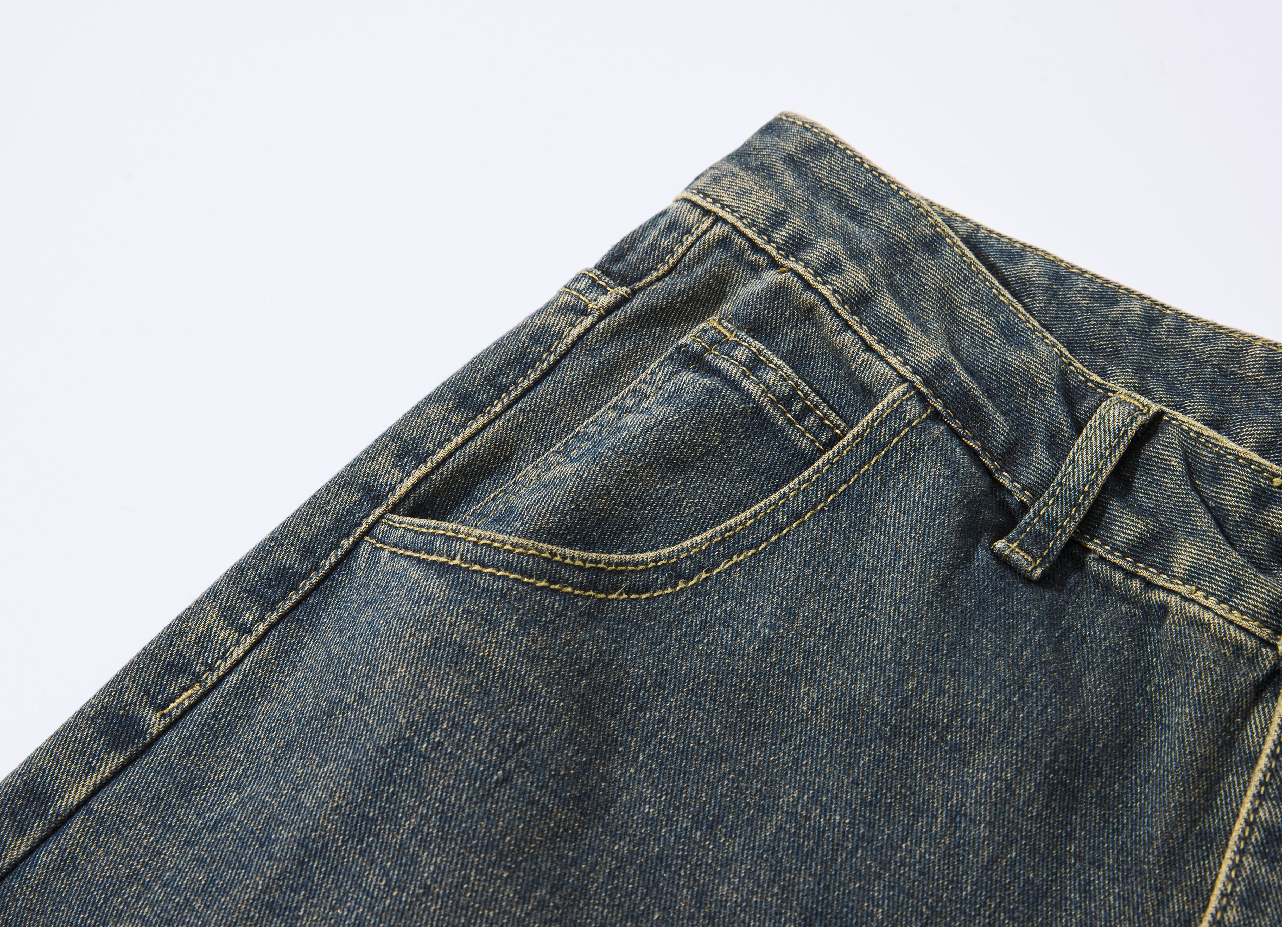 Jean en denim vintage délavé avec clous étoilés