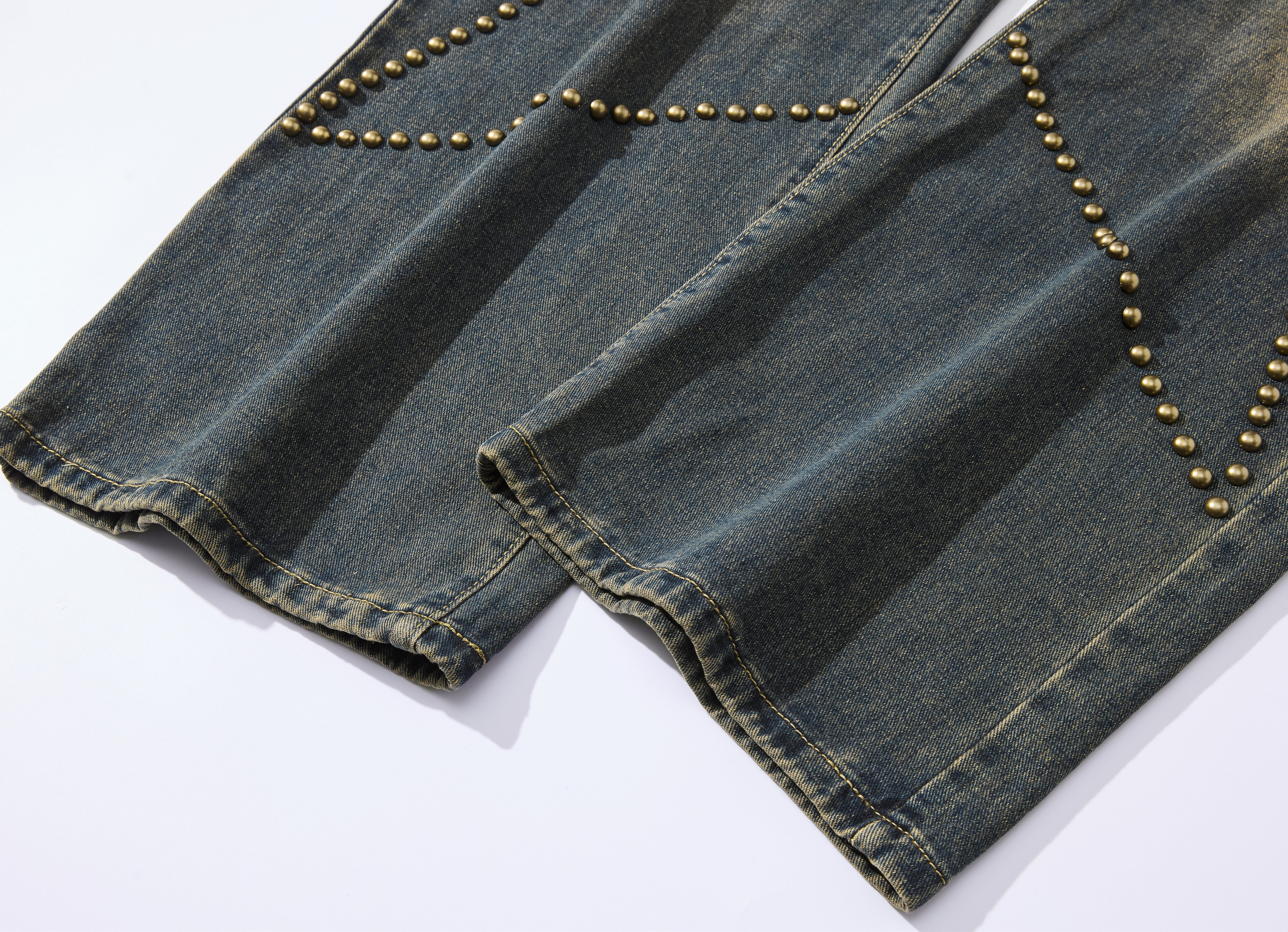 Jean en denim vintage délavé avec clous étoilés