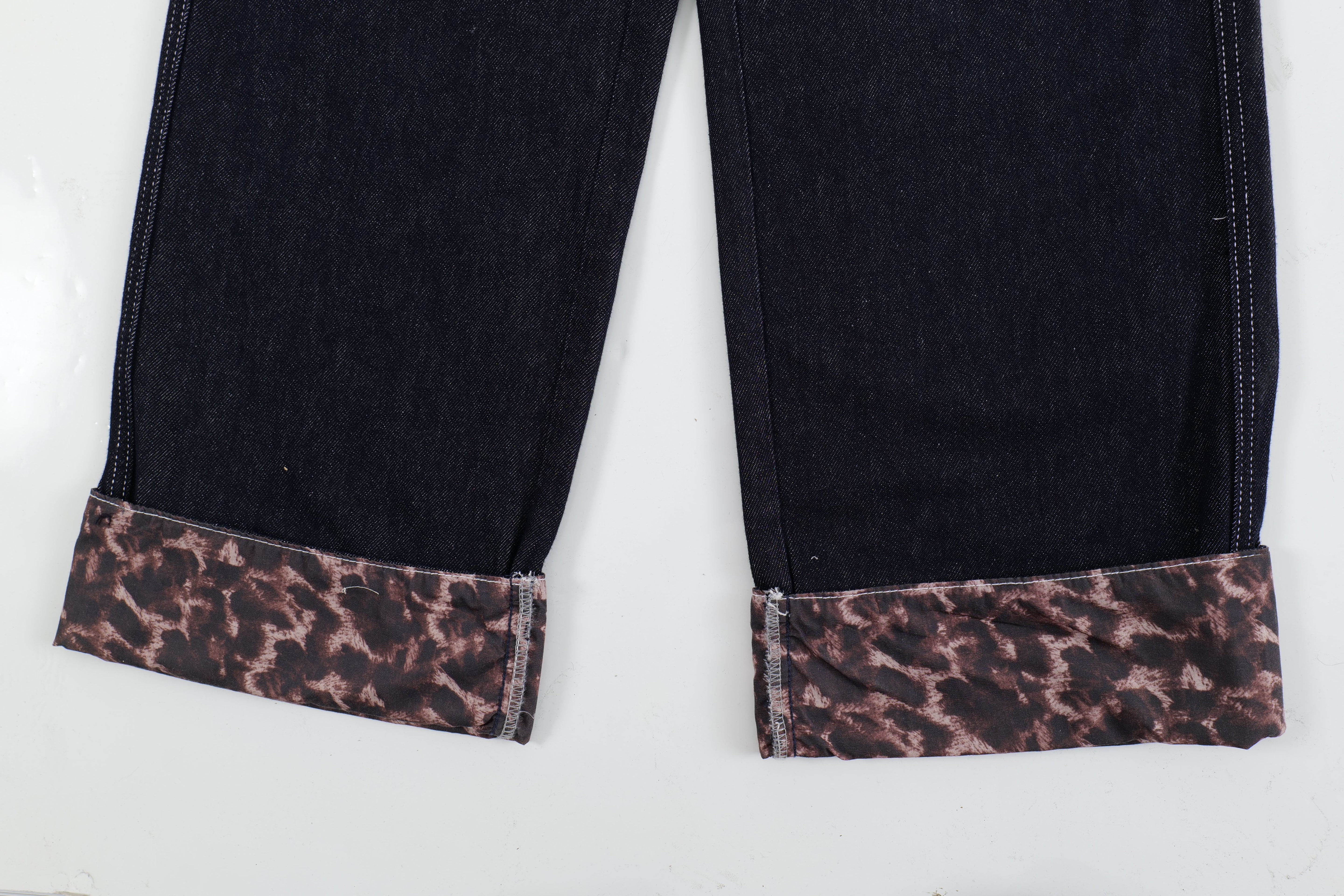 Leoparden-Akzent | Weit geschnittene Streetstyle-Jeans