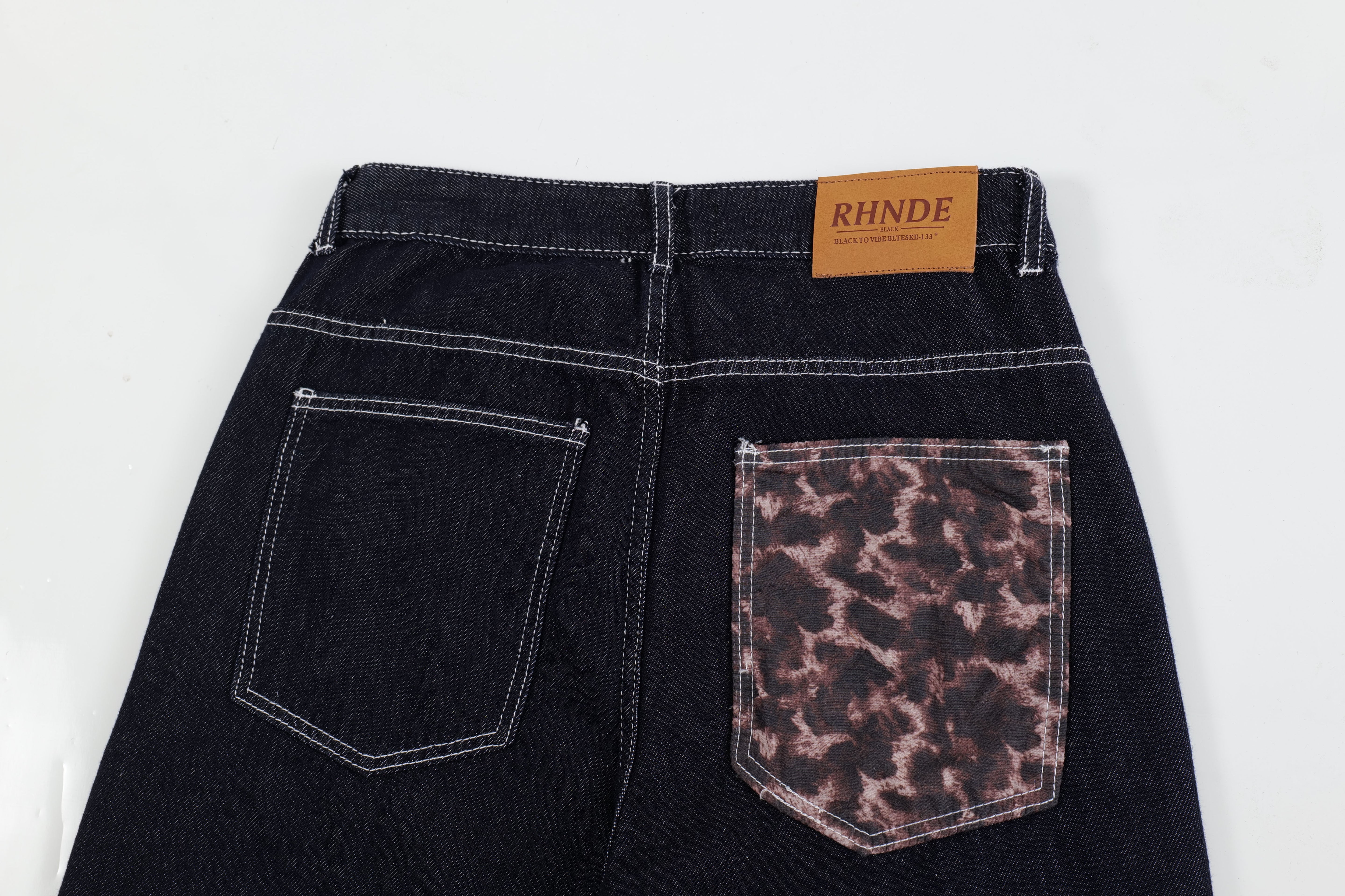 Leoparden-Akzent | Weit geschnittene Streetstyle-Jeans