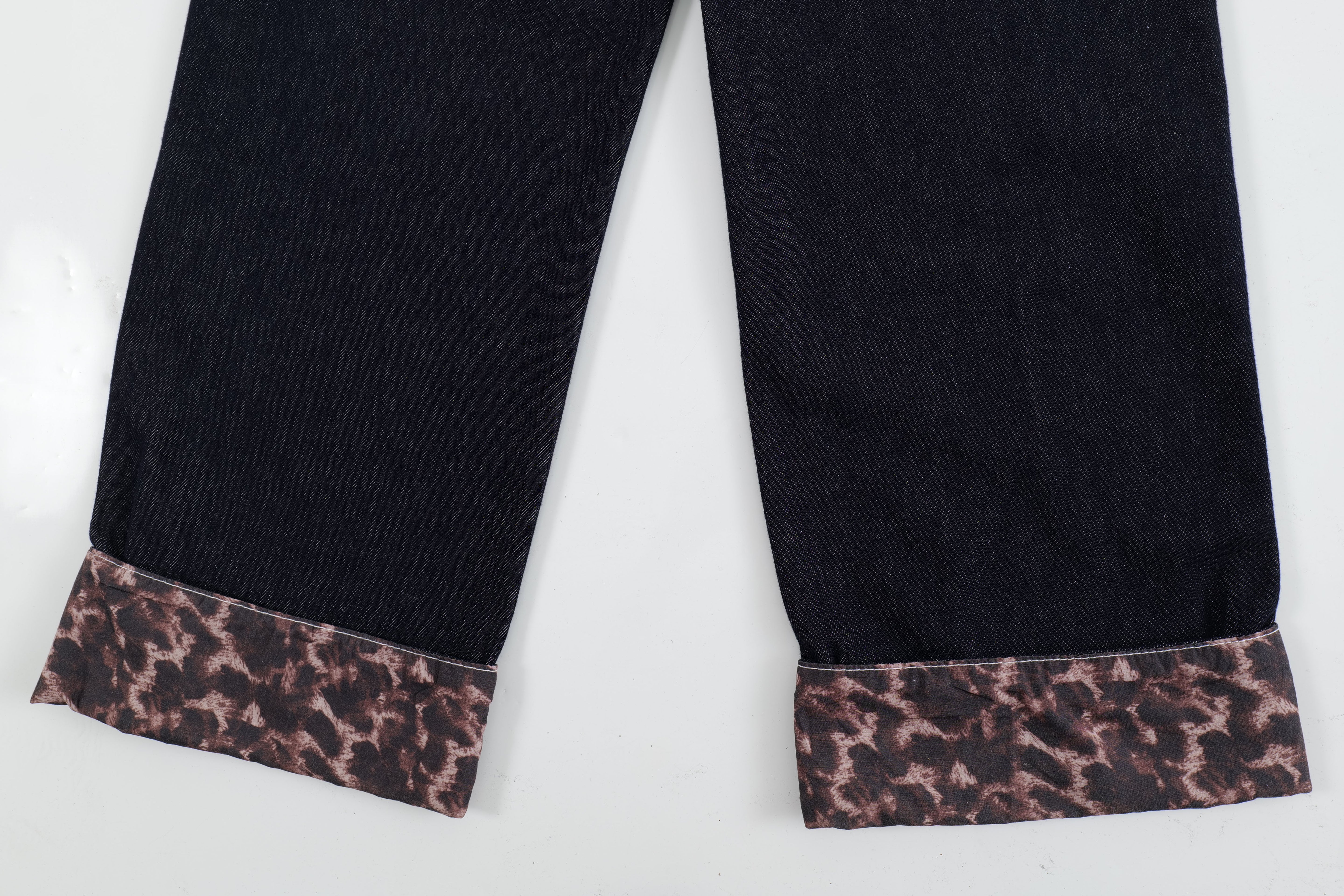 Leoparden-Akzent | Weit geschnittene Streetstyle-Jeans